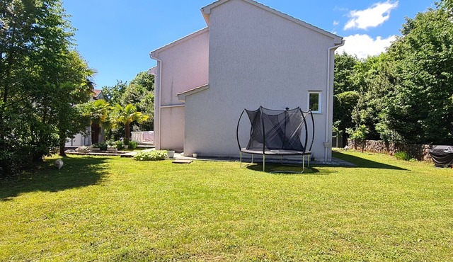 Luxury Apartment 5mins from the sea,great garden and BBQ. in POBRI