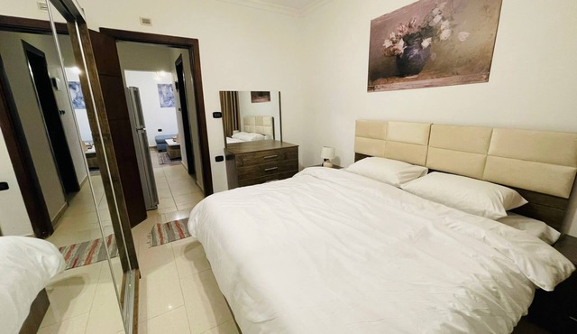 luxury apartments in Amman central with a view of the city skyline in عمّان