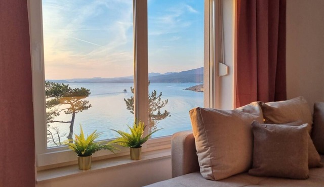 Luxury Apartments Punta Silo - 30 m from the sea, sea view, swimming pool, outdoor shower, Smart TV, laundry room, private parking in Šilo