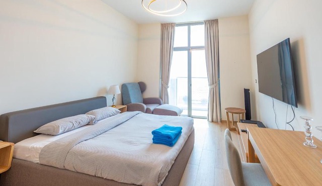Luxury Escapes - Cozy Studio In front of Metro Stn - Access to Gym & Pool - Aura Azizi in Dubai