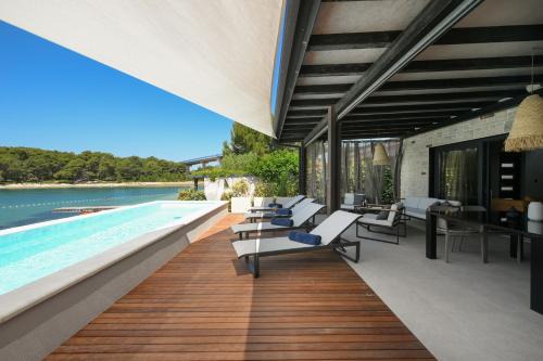 Luxury Feel Good House by the Sea with the Pool