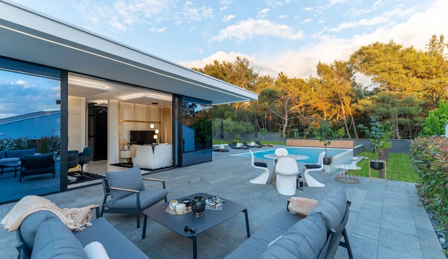 Luxury Matos Estate with heated pool in Zadar