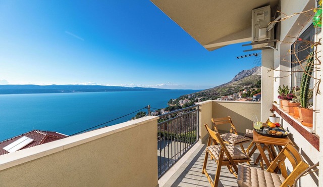 Luxury Penthouse, Sea View Terrace 100m2, Jacuzzi, BBQ, 8 Guests, Private floor in Mimice