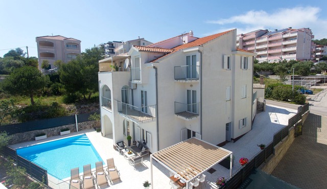 Luxury Villa, 40 sqm heated pool & gym, 200m to beach, BBQ