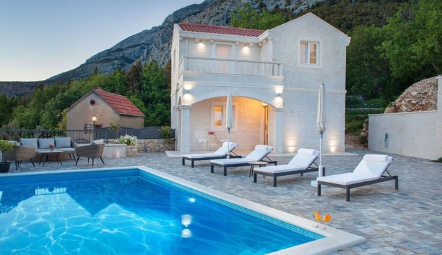Luxury villa Atrium in Tučepi, heated pool