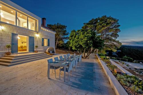 Luxury Villa Castello di Pietra Brač with Heated Pool near Pučišća