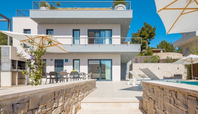 Luxury Villa Elegance – Private Heated Pool by the Sea in Milna, Brač