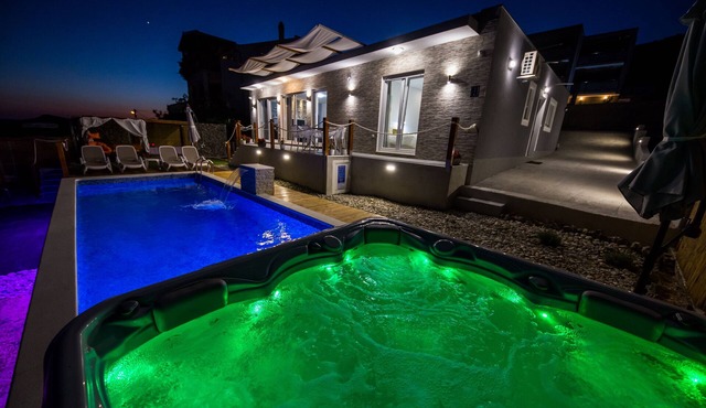 Luxury Villa Hedonist/Pool/Jacuzzi/Sauna/Gym/5bedrooms/5 bath, 11p max