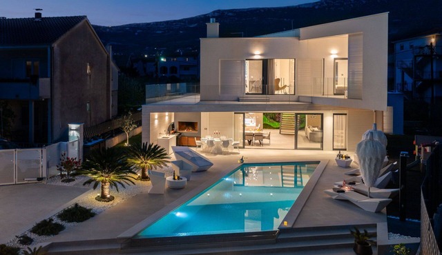 Luxury Villa Sun Rays with Infinity Pool in Kaštel Stari