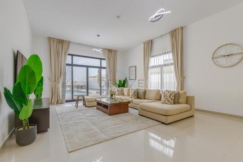 Luxury Villa with Panoramic Sea and Mountain Views and Private Pool, Minutes Drive Away from Khorfakkan Waterfalls and Fujairah Crystal White Beaches, Al Dana Island, Fujairah by Deluxe Holiday Homes in Fujairah