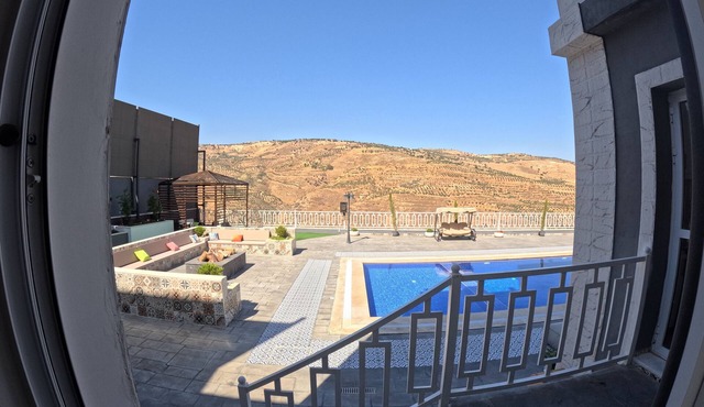 Luxury villa with pool and amazing mountain view by Sama Petra in As-Subayhi