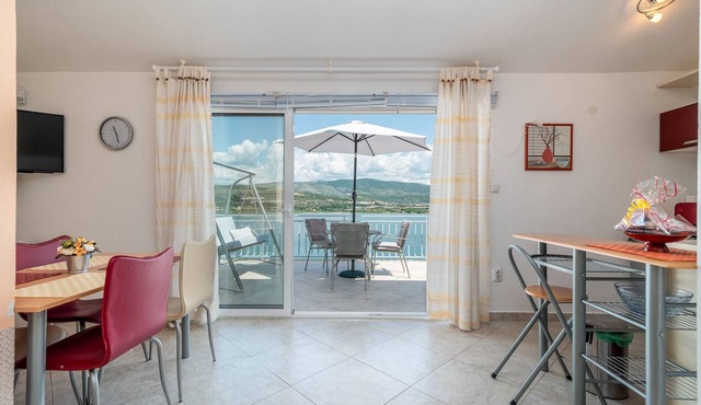 Mandic - studio apt w/stunning sea view terrace & only 100m from the beach