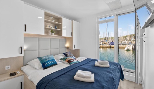 MARINA PEARL - Serene Seafront Retreat with Jacuzzi on Rooftop Terrace, Hausboot in Portorož