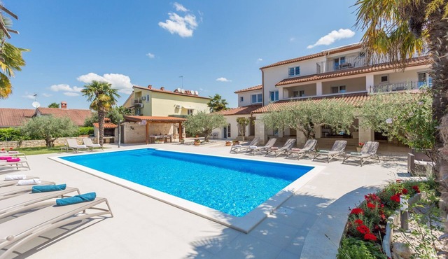 Mediterranean flat with 60m2 pool, BBQ area, loungers, washing machine in Porec