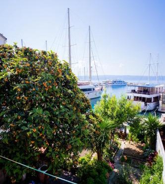 Mediterranean Garden Apartements in Krilo