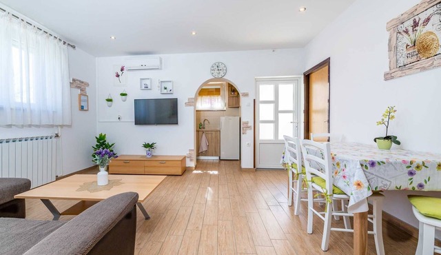 Meri A4 - Charming 2-Bedroom Apartment for 4 with pool
