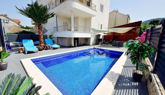 Mirroni by Interhome