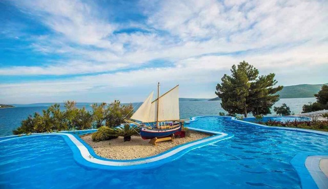 Mobile home with air conditioning, terrace, and pool