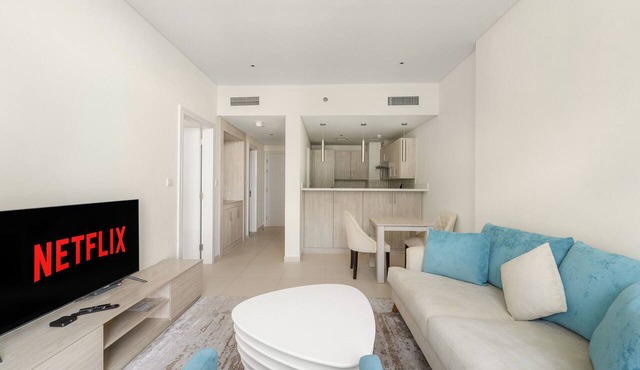 Modern 1 BD with Beach Access in Dubai