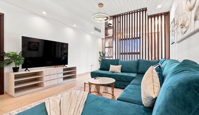 Modern 1BR Al Jaddaf Metro Spacious Sleeps 4 to 5 in Dubai
