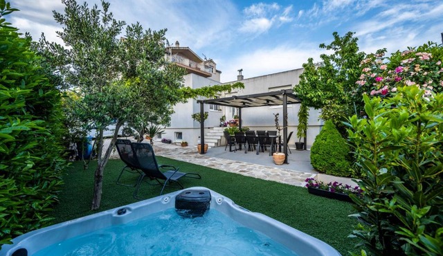 Modern apartment with an outdoor jacuzzi in Brodarica