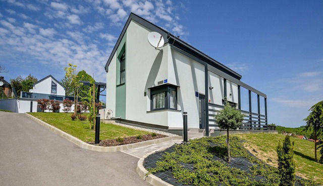 Modern home in vineyards with shared sauna in Margečan