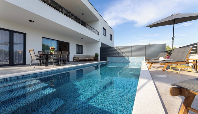 Modern vacation home Izzy - quiet location and close to the beach