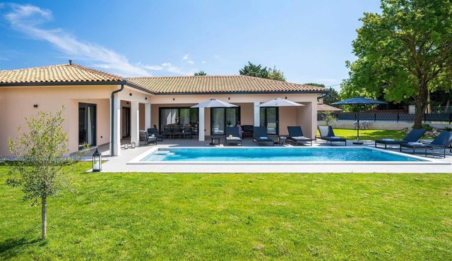 Modern Villa Lizzul a quiet countryside escape