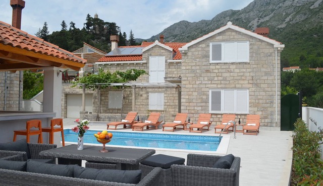 NEW apartment for 6 with pool and barbecue in Rožat
