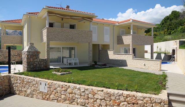 New cozy Vila with great heated Pool and Stone barbeque