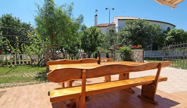 Nice apartment for 4 guests with A/C, WIFI, pool, TV and terrace in Zadar