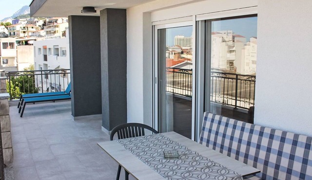 Nice apartment for 4 people with WIFI, A/C, TV and balcony in Makarska