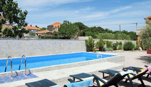 Nice apartment for 4 people with pool, WIFI, A/C, TV, terrace, pets allowed and parking in Rijeka