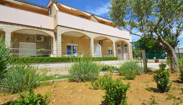Nice apartment for 4 people with WIFI, A/C, TV and terrace in Zadar