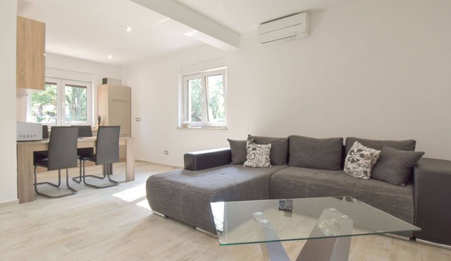 Nice apartment for 5 guests with private pool, WIFI, A/C, TV, terrace and pets allowed