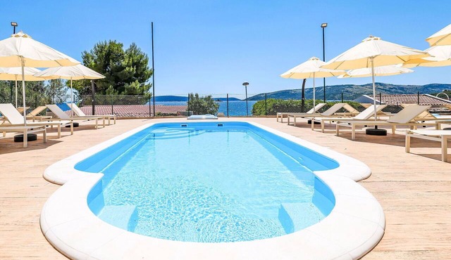 Nice apartment for 5 people with pool, WIFI, A/C, TV, terrace and pets allowed in Solin
