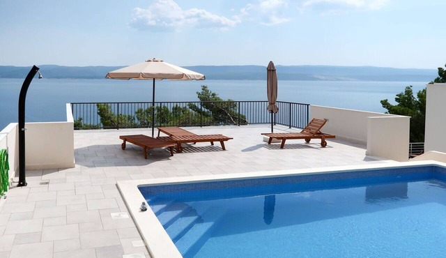Nice apartment for 7 guests with A/C, WIFI, pool, TV and balcony in Omiš