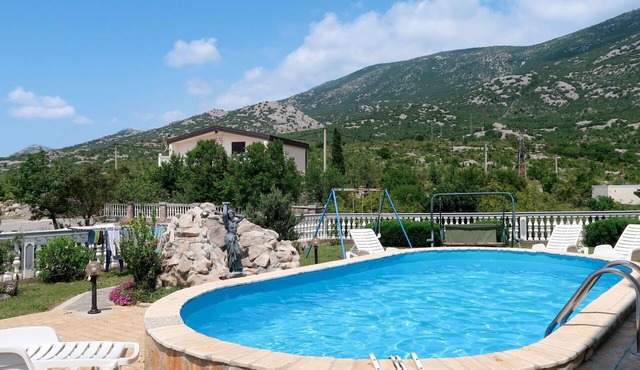 Nice apartment for 8 guests with A/C, WIFI, pool, TV and terrace in Cesarica