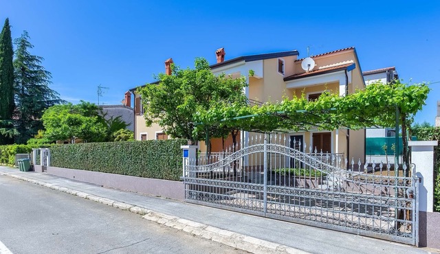 Nice apartment for three on solid position in Porec