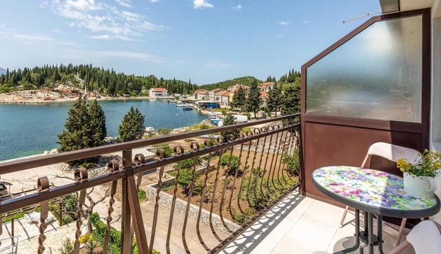 Nice apartment in Blace with house sea view in Blace