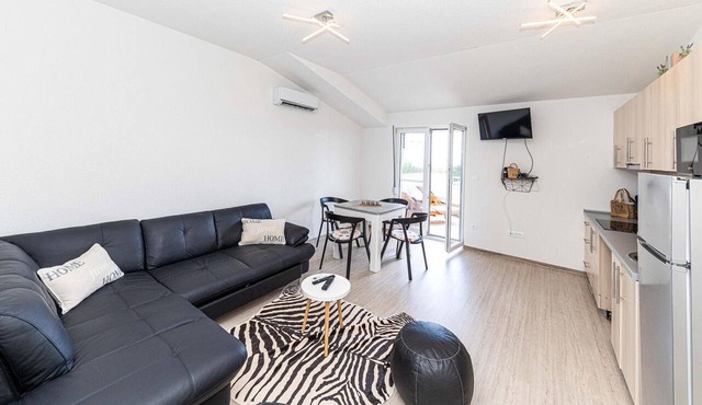 Nice apartment in Kastel Luksic with WiFi