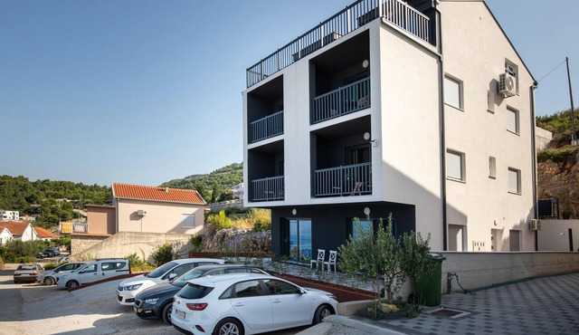 Nice apartment in Komarna with house sea view