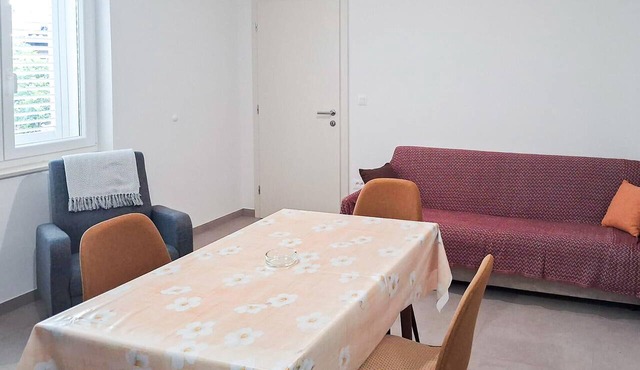 Nice apartment in Makarska with WiFi