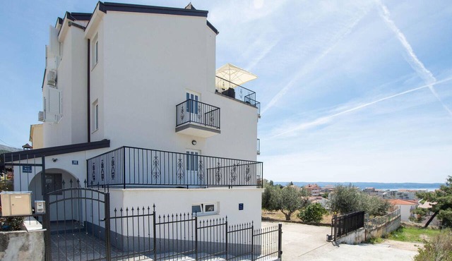 Nice apartment in Podstrana with WiFi