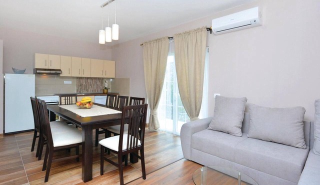 Nice apartment in Srinjine
