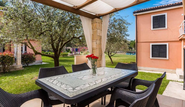 Nice apartment in Umag with outdoor swimming pool