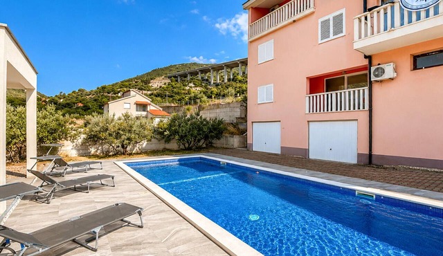 Nice apartment in Vrgorac with swimming pool