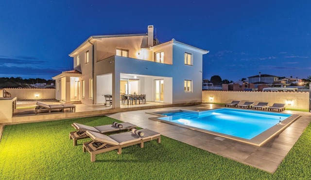 Nice home in Galizana