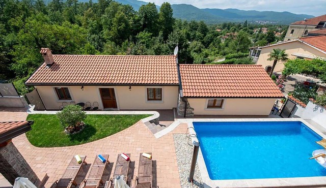Nice home in Jurdani with private swimming pool, can be inside or outside