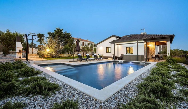 Nice home in Kastelir-Labinci